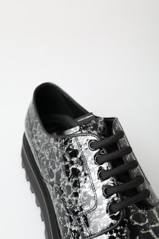 Zapatos derby negros y blancos de charol
