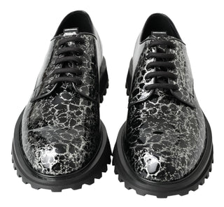 Zapatos derby negros y blancos de charol