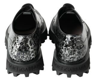 Zapatos derby negros y blancos de charol