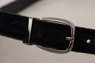 Cinturón negro de terciopelo clásico con logo grabado en metal