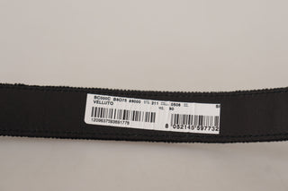 Cinturón negro de terciopelo clásico con logo grabado en metal