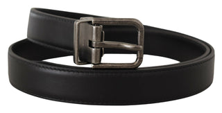 Cinturón negro de cuero liso con hebilla metálica vintage con logo