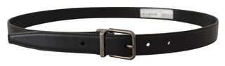 Cinturón negro de cuero liso con hebilla metálica vintage con logo