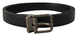 Cinturón negro de cuero liso con hebilla metálica vintage con logo