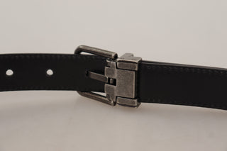 Cinturón negro de cuero liso con hebilla metálica vintage con logo
