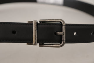 Cinturón negro de cuero liso con hebilla metálica vintage con logo