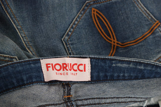 Jeans de mezclilla azul lavado de cintura media y corte ajustado