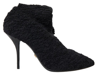 Botas negras de tacón de aguja hasta media pantorrilla