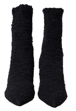 Botas negras de tacón de aguja hasta media pantorrilla