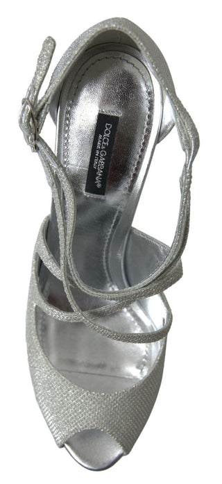 Zapatos de salón con tacón y sandalias plateadas brillantes