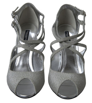Zapatos de salón con tacón y sandalias plateadas brillantes