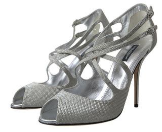 Zapatos de salón con tacón y sandalias plateadas brillantes