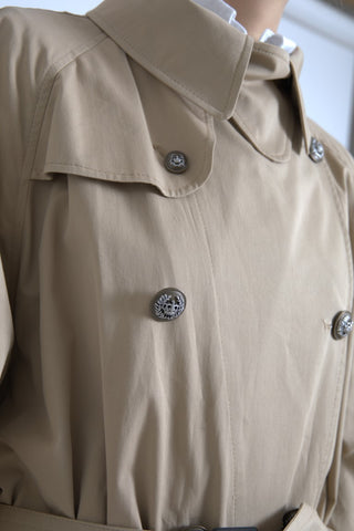 Khakifarbener zweireihiger Trenchcoat