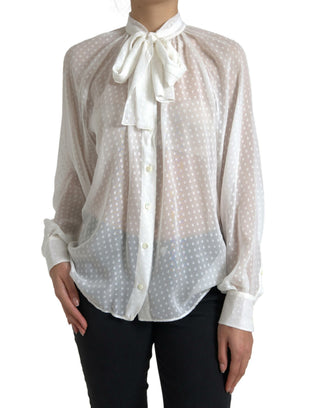 Blusa blanca de seda transparente con cuello atado y lunares