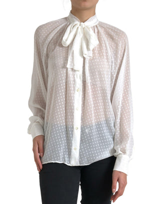 Blusa blanca de seda transparente con cuello atado y lunares