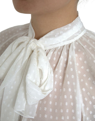 Blusa blanca de seda transparente con cuello atado y lunares