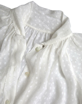 Blusa blanca de seda transparente con cuello atado y lunares