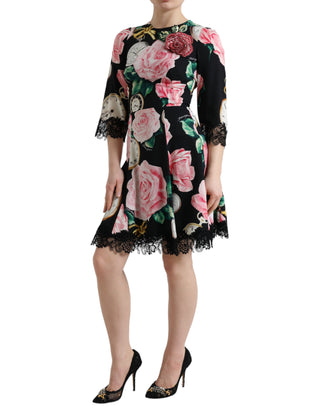 Vestido línea A negro con encaje y adornos florales  