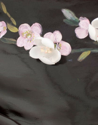 Schwarzes Etuikleid mit Blumenmuster und 3/4-Ärmeln