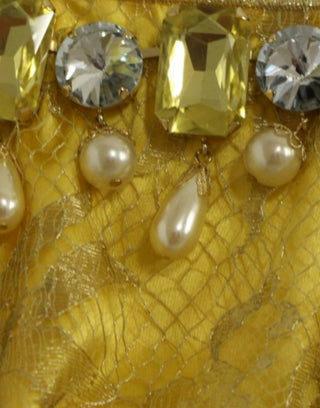 Gelbes Spitzenkleid aus Kristall