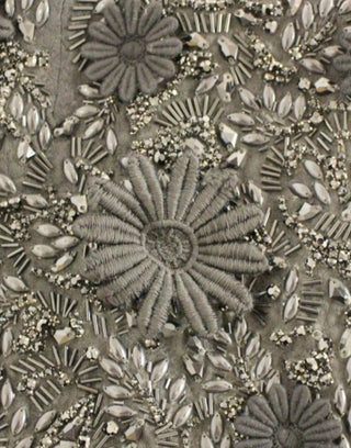 Vestido de encaje floral negro con cristales incrustados