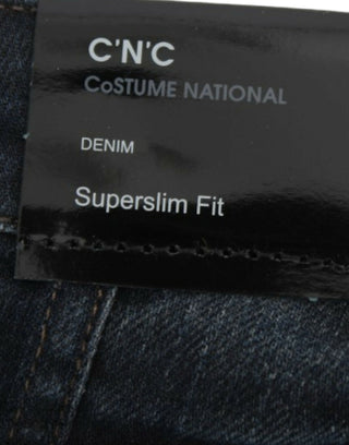 Blaue Röhrenjeans