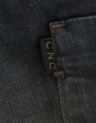 Blaue Röhrenjeans