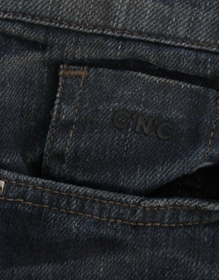 Blaue Röhrenjeans