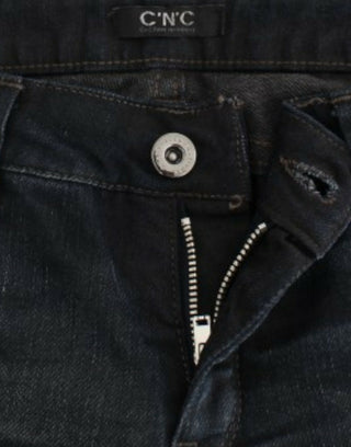 Blaue Röhrenjeans