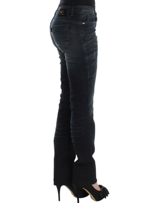Blaue Röhrenjeans