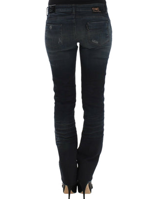 Blaue Röhrenjeans