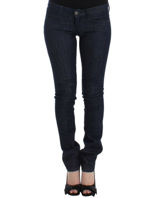 Blaue Röhrenjeans