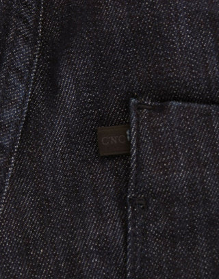 Blaue Röhrenjeans