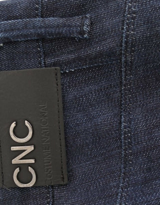 Blaue Röhrenjeans