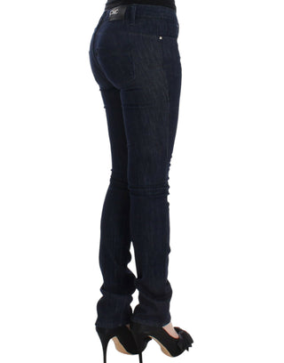 Blaue Röhrenjeans