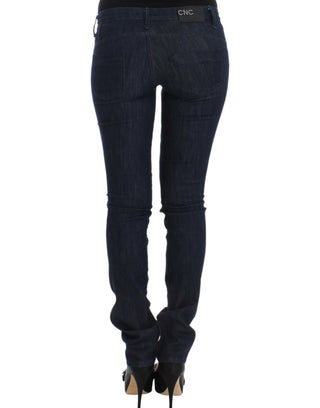 Blaue Röhrenjeans