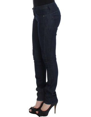 Blaue Röhrenjeans