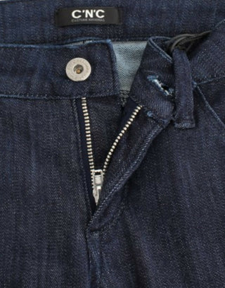 Blaue Röhrenjeans