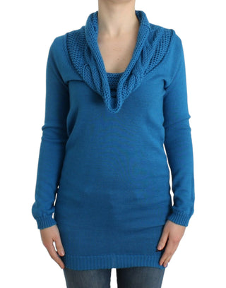 Blauer gestrickter Pullover mit U-Boot-Ausschnitt