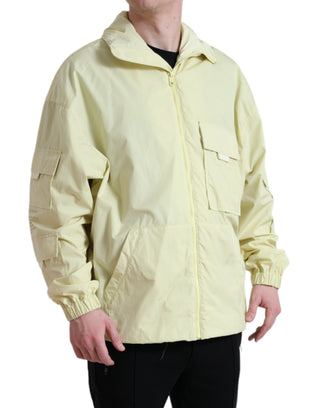Parka amarilla de nailon con cuello y cierre completo  