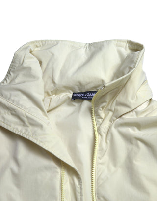 Parka amarilla de nailon con cuello y cierre completo  