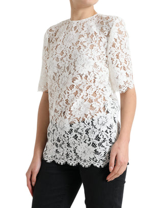 Blusa blanca de algodón con encaje floral y cuello redondo