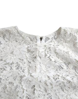 Blusa blanca de algodón con encaje floral y cuello redondo