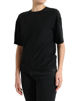 Blusa negra de seda con cuello redondo y mangas cortas