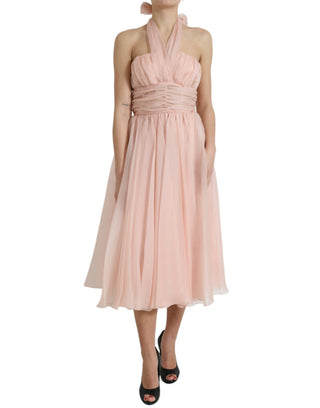 Vestido midi rosa de seda chiffon con escote halter y plisado en línea A