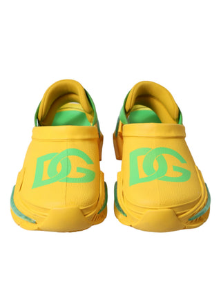 Zuecos amarillos y verdes de goma para hombre