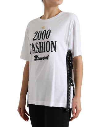 Camiseta blanca con estampado de eslogan y detalles de cordones