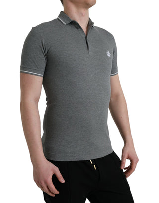 Graues kurzärmeliges T-Shirt mit Kragen und Krone