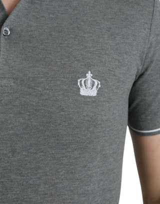 Graues kurzärmeliges T-Shirt mit Kragen und Krone