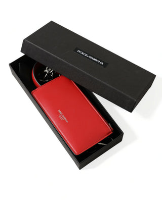 Funda para Airpods de cuero rojo con logo metálico plateado